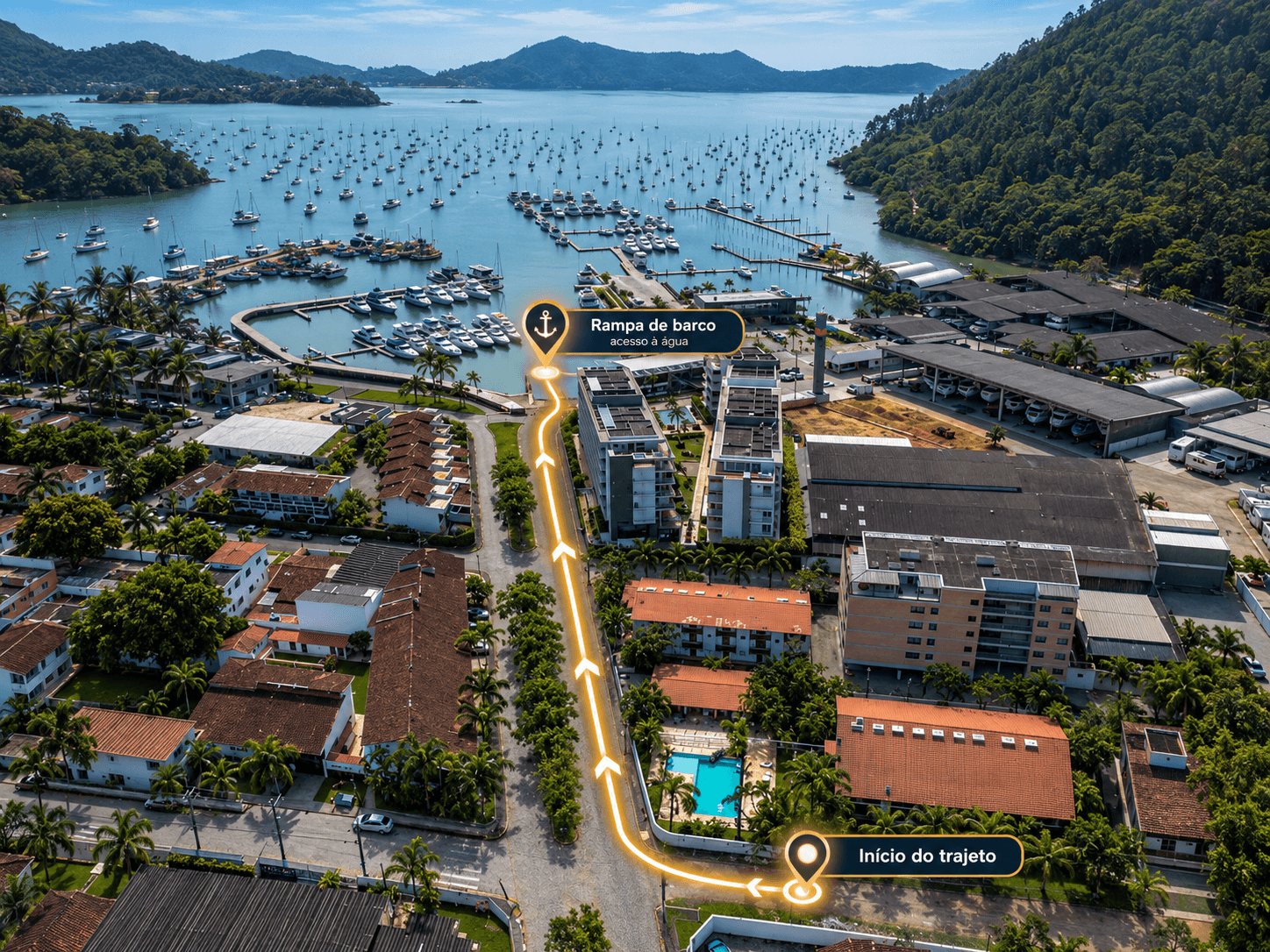 Casa costeira com varanda, jardim tropical e marina ao fundo