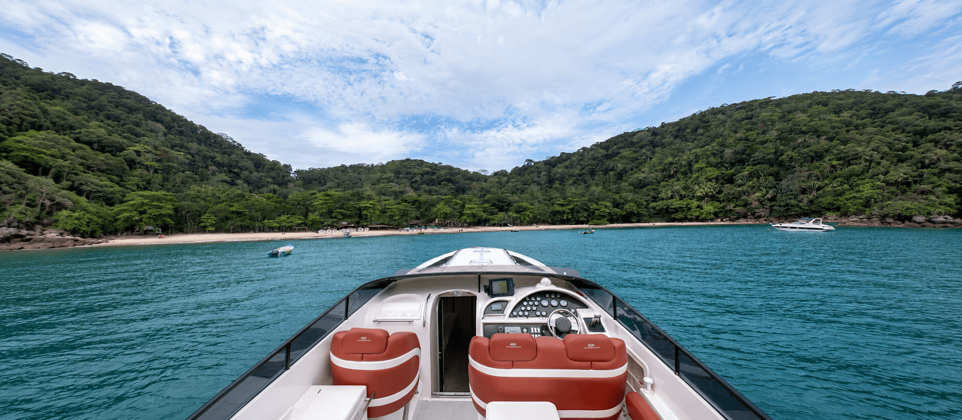 Chegada de barco a uma pequena praia cercada pela Mata Atlântica em Ubatuba